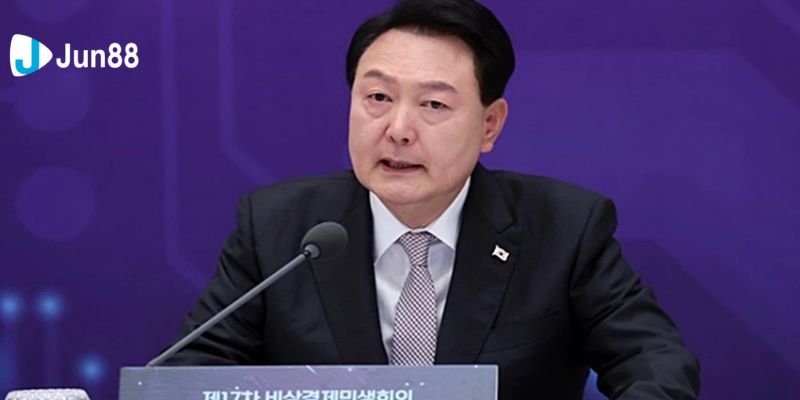 Ông Park Chan-dae (giữa) phát biểu trước tòa nhà quốc hội ở thủ đô Seoul ngày 4/12